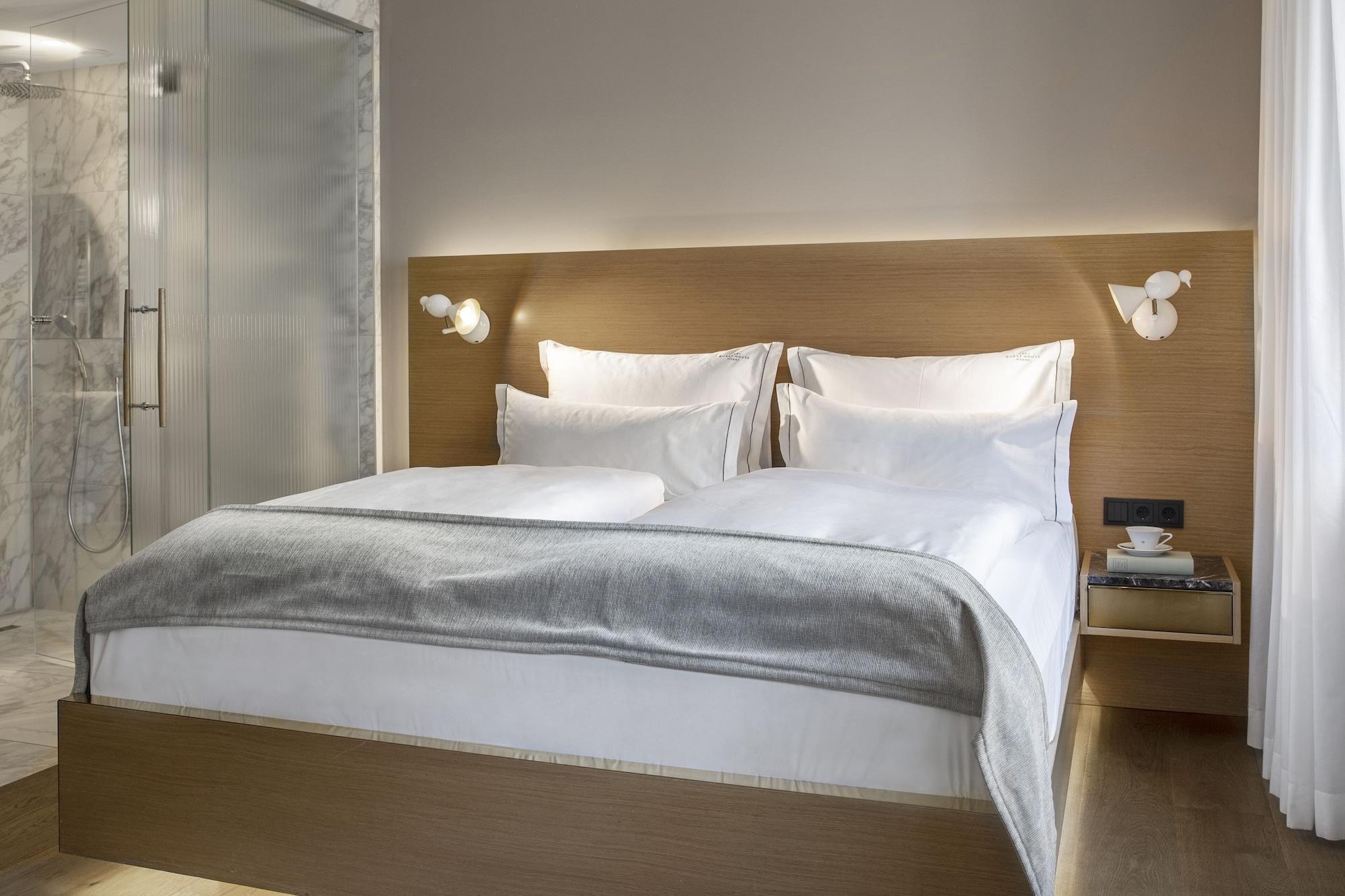 The Guesthouse Вена Экстерьер фото A bedroom at the Mandarin Oriental Munich