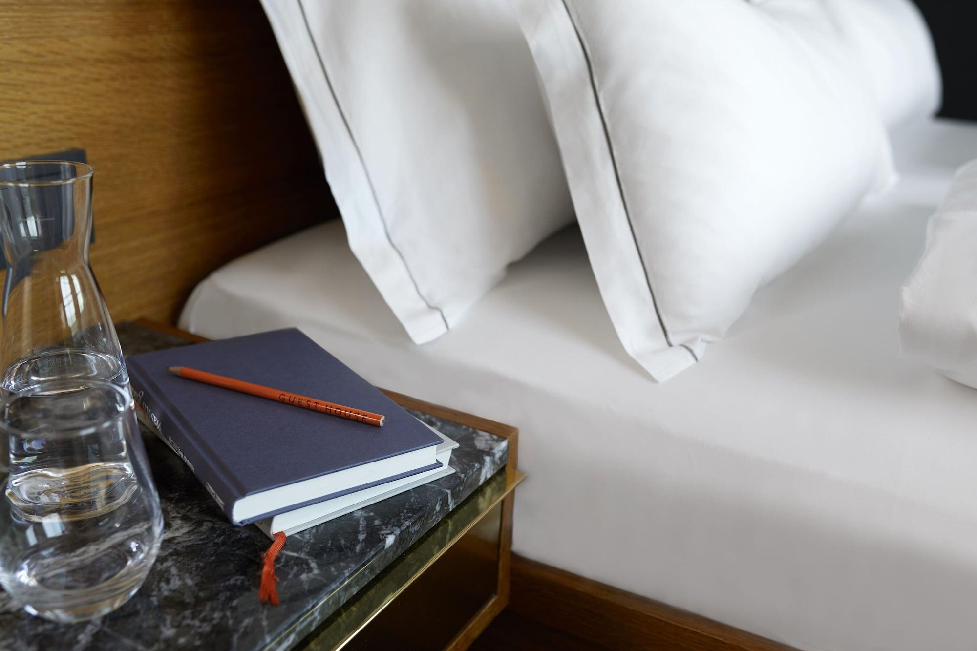 The Guesthouse Вена Экстерьер фото A guest room at the Mandarin Oriental, Paris