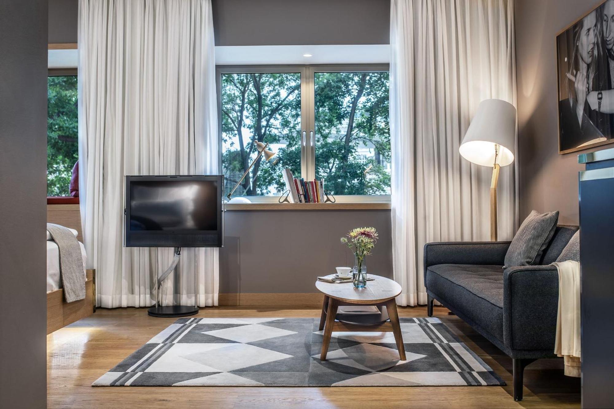 The Guesthouse Вена Экстерьер фото A living room in a serviced apartment in Warsaw, Poland