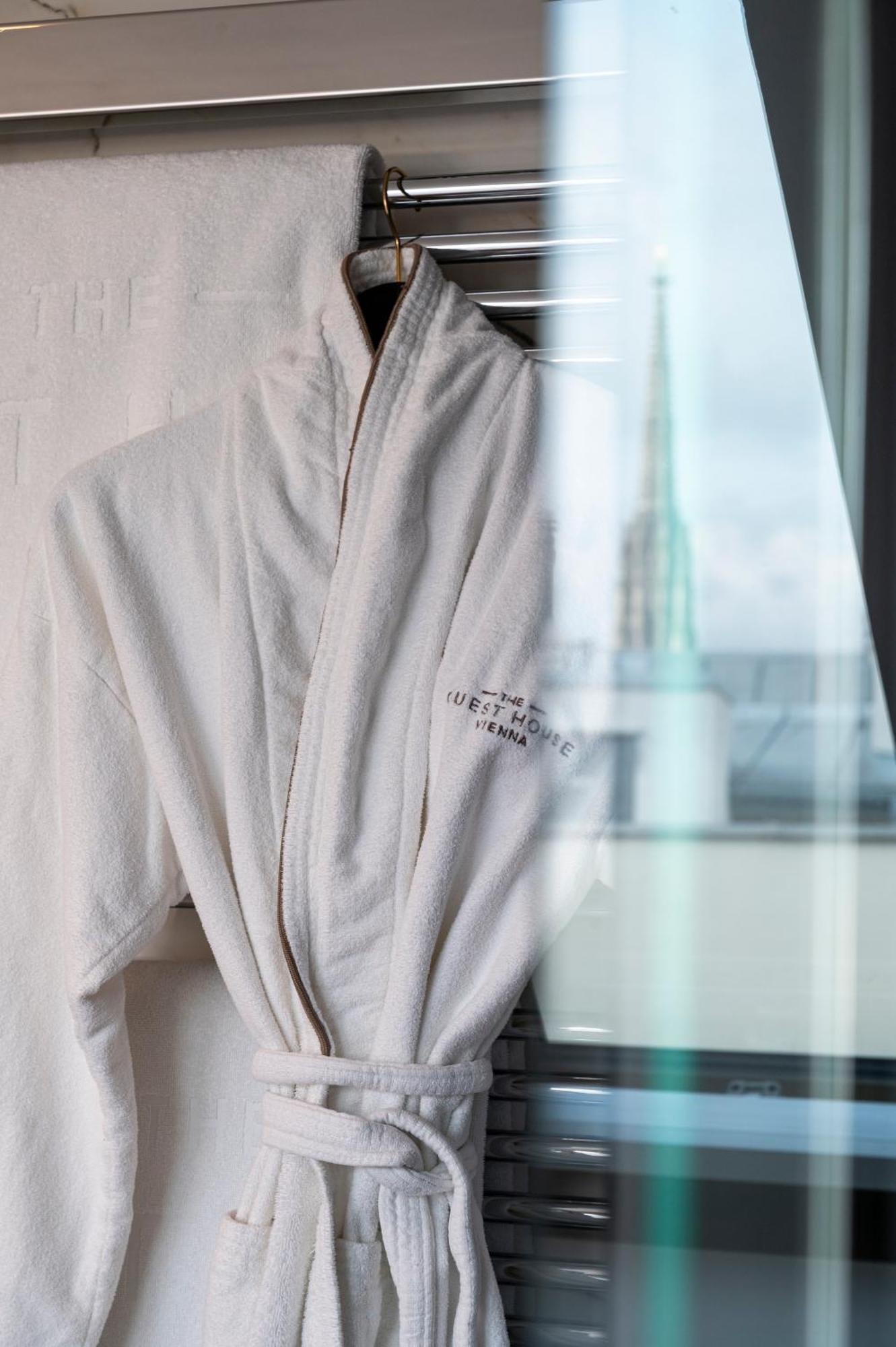 The Guesthouse Вена Экстерьер фото A bathrobe