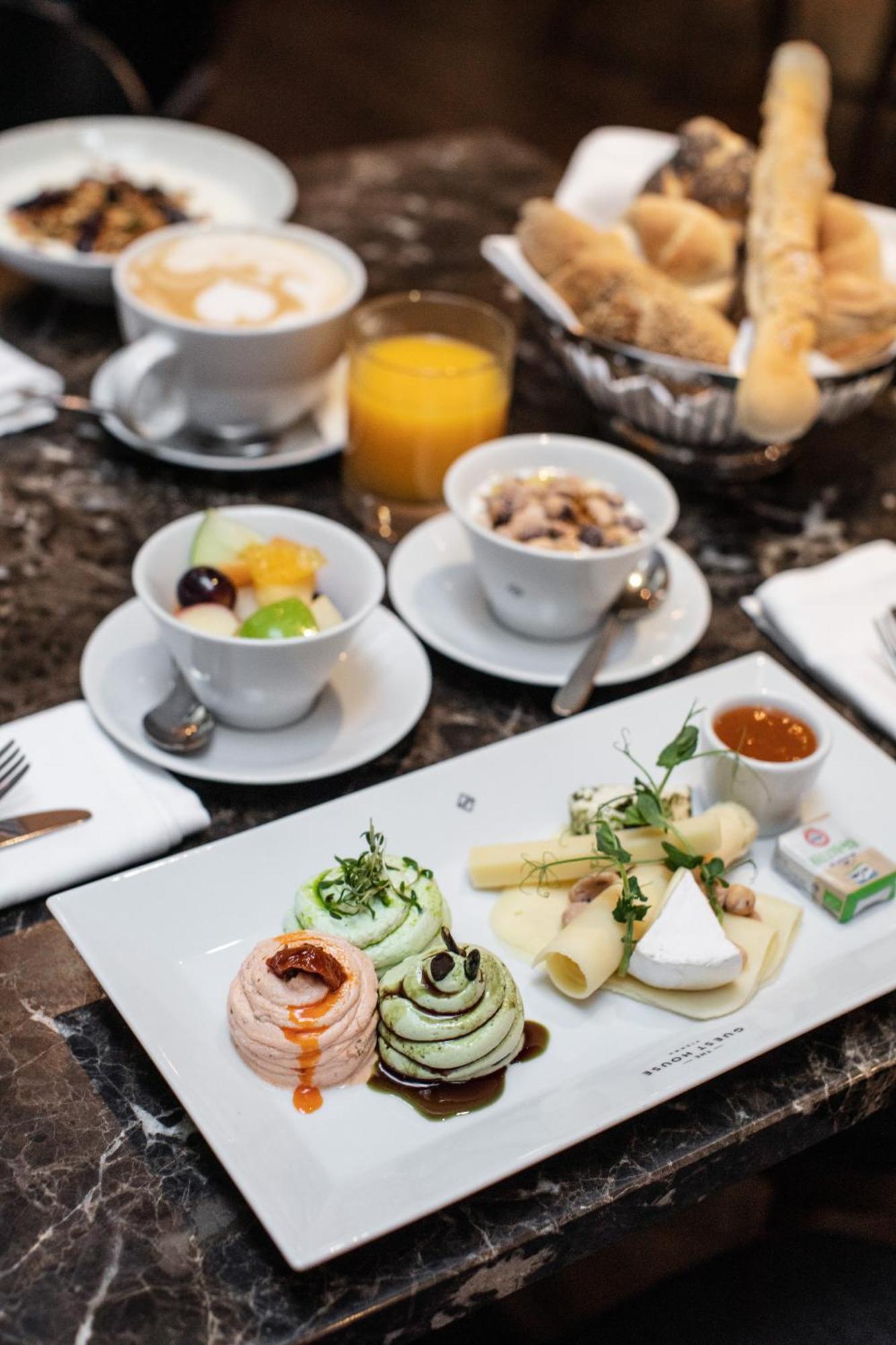 The Guesthouse Вена Экстерьер фото A light breakfast
