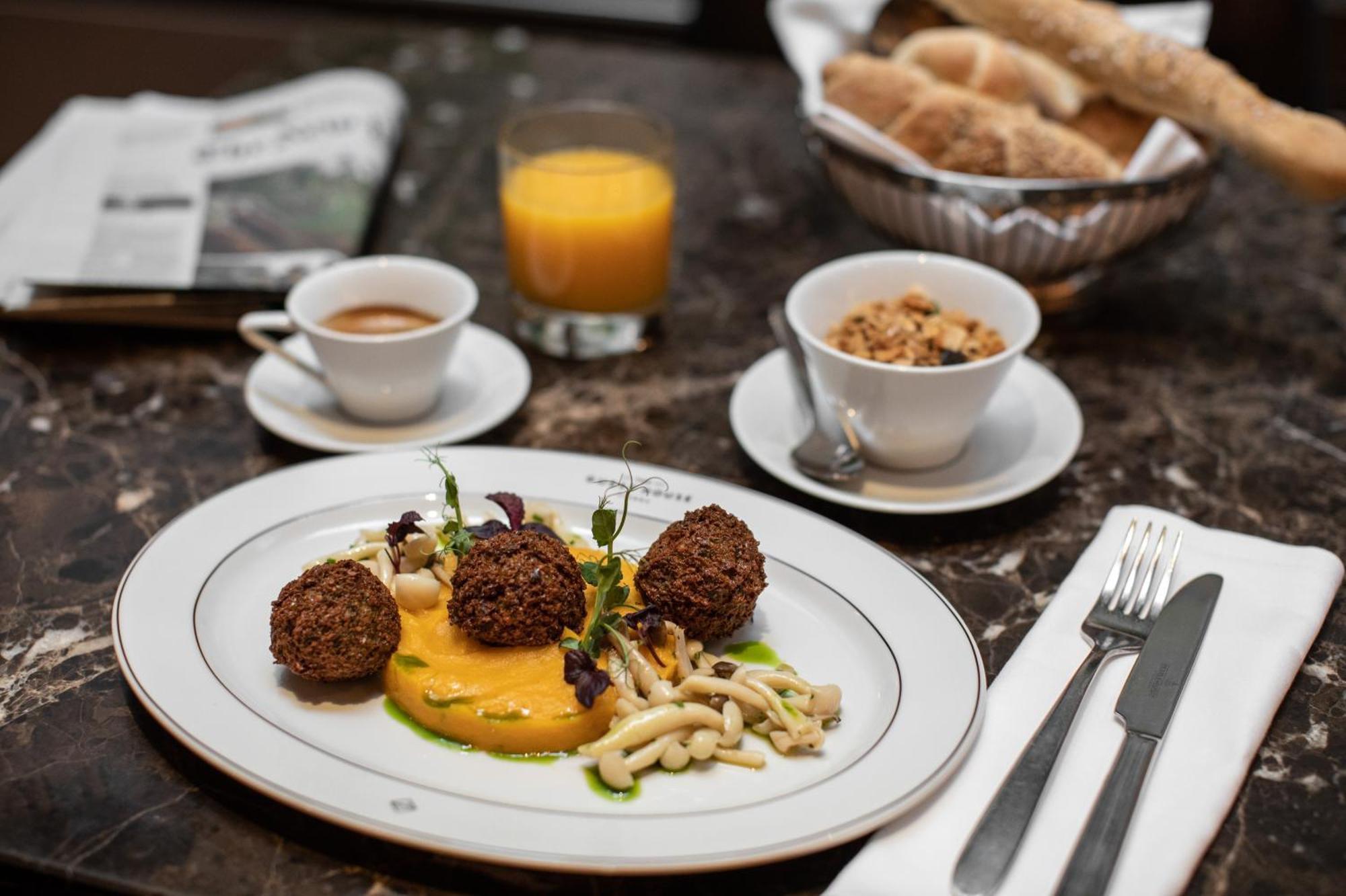 The Guesthouse Вена Экстерьер фото A breakfast at the restaurant