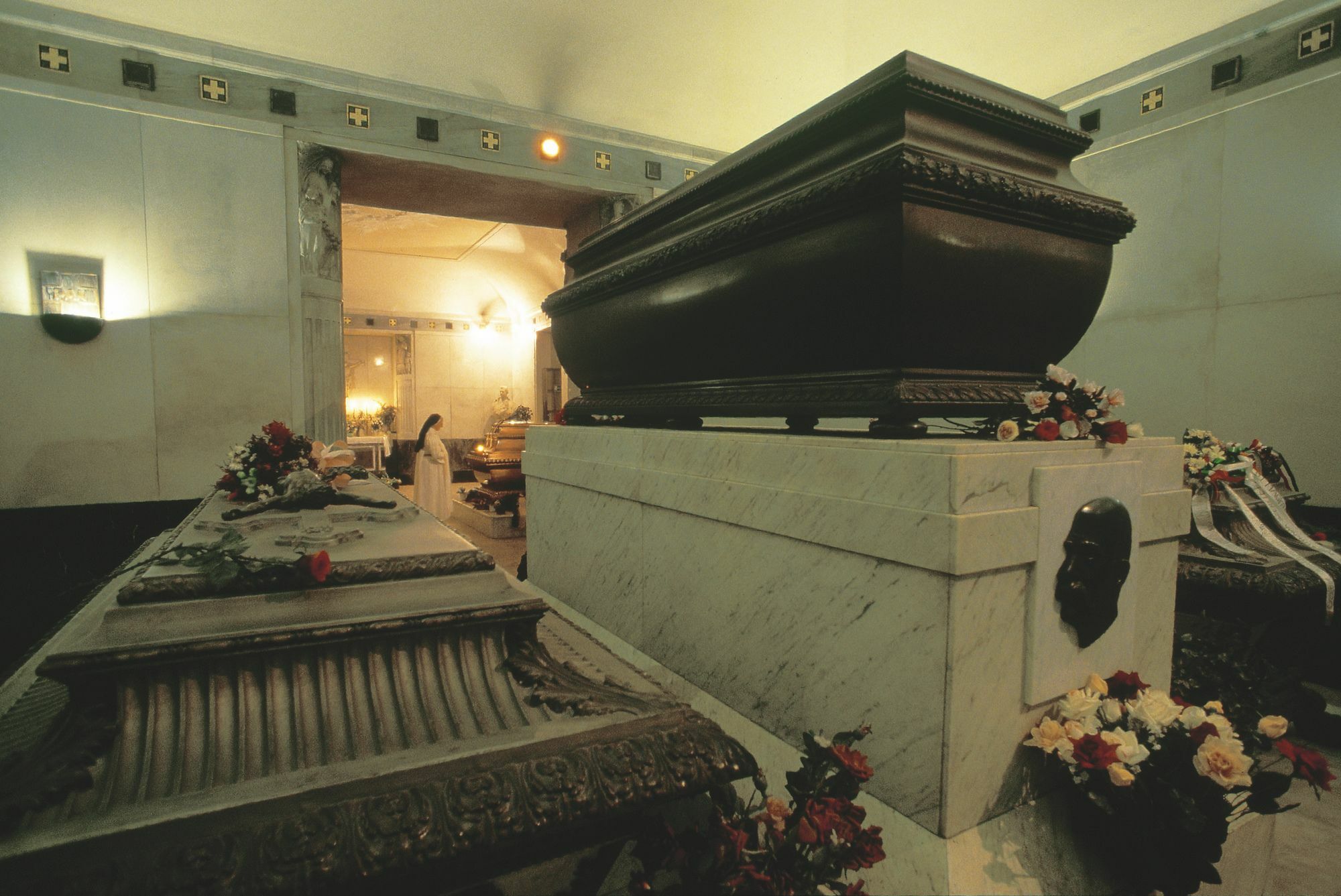 The Guesthouse Вена Экстерьер фото Tomb of Pope Pius IX