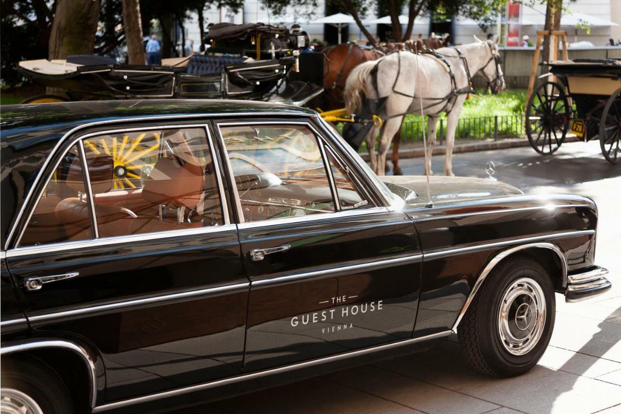 The Guesthouse Вена Экстерьер фото Mercedes-Benz 450SEL